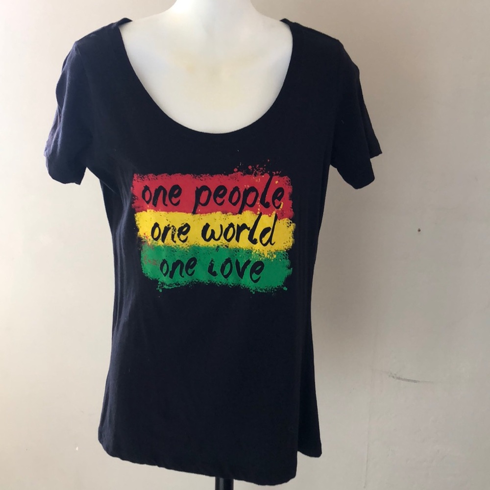 Black scoop neck tee